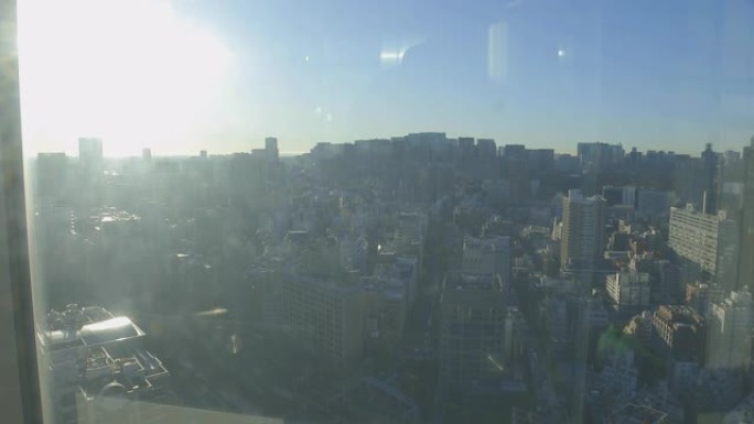 东京饭店附近上升电梯的城市景观