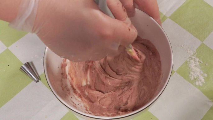 可可粉制作巧克力奶油装入裱花袋 (2)
