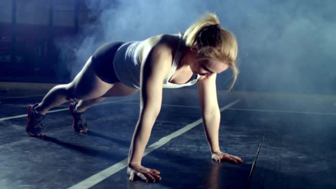 女人做全俯卧撑运动作为健身健美健身房训练