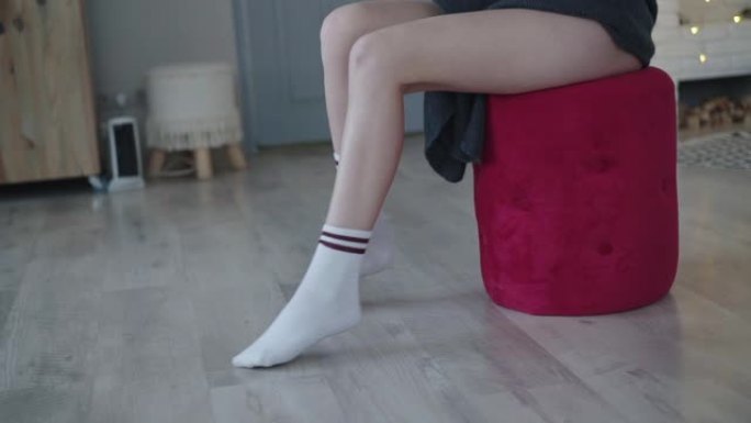 房间里穿着袜子的女性腿的景色