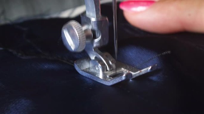 缝纫机针在运动。缝纫机针上下移动的特写宏裁缝