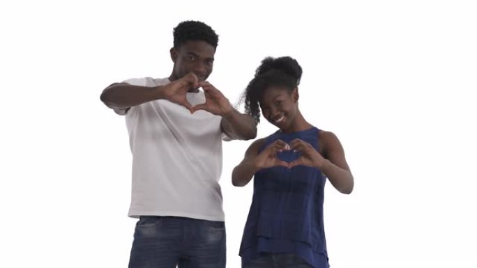 微笑的非洲裔美国夫妇的肖像用双手手指形成心形，并在白色背景上孤立地向相机展示。手心爱心标志