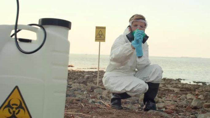 检查被污染的海岸的女科学家