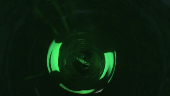 在黑色背景上的绿色水中漩涡