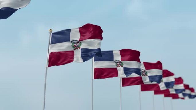 一排挥舞的多米尼加国旗与天空的背景