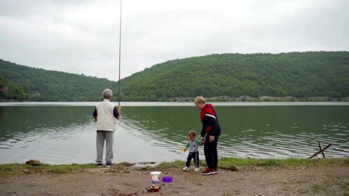 湖上有一个男孩的祖父母