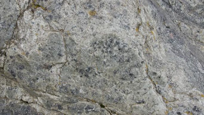 开裂的原始灰色石头的纹理