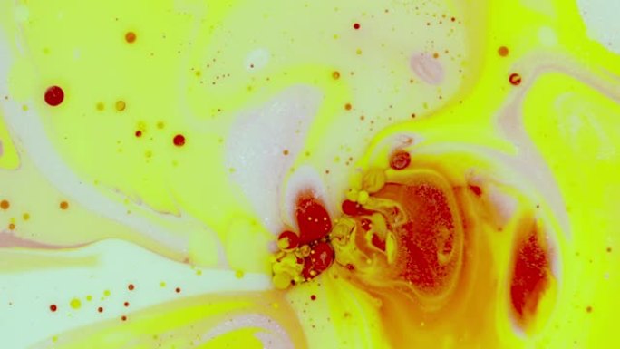 红色和黄色血液液体涂料与墨球/球的反应