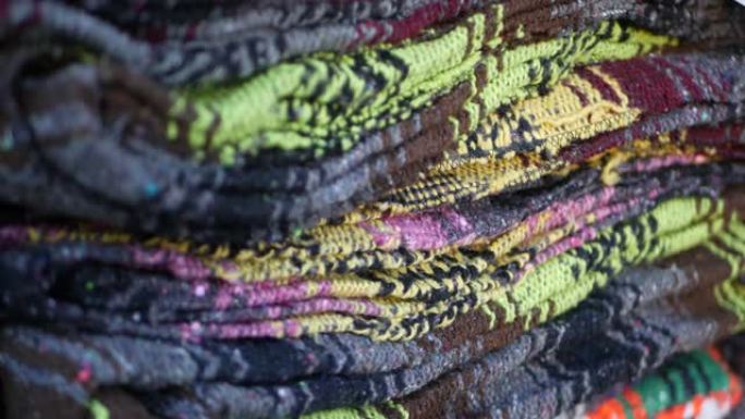 彩色墨西哥羊毛serape毛毯质地。编织装饰生动的纺织品，带有正宗的拉丁美洲图案。雨披和草帽的条纹多