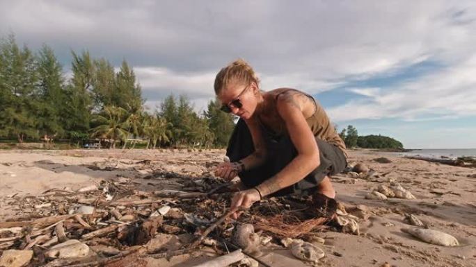 热带海滩女性活动家的环境微塑料清理