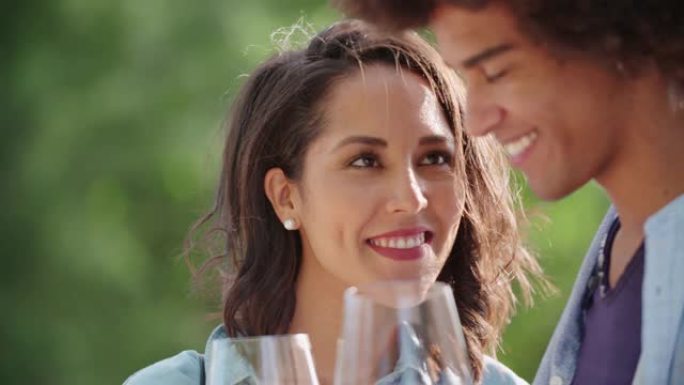 浪漫的年轻男女在意大利葡萄园酒庄品尝令人兴奋的私人品尝葡萄酒。品酒文化。品酒。品酒的人喜欢喝酒。慢动