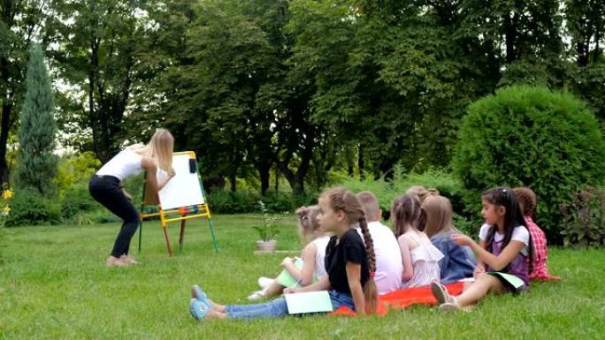 一位老师在户外公园教一班孩子。回到学校，在大流行期间学习