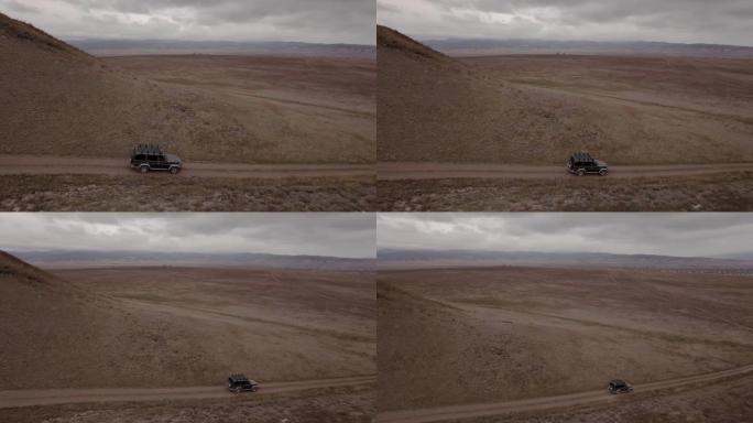 俄罗斯西伯利亚乌兰乌德市周围高山上越野汽车的鸟瞰图。DJI专业4K。4x4