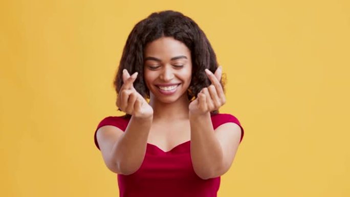 非裔美国女孩用手指露出心形手势