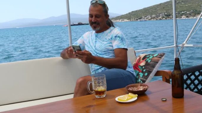 西班牙裔男子在游艇甲板上喝啤酒