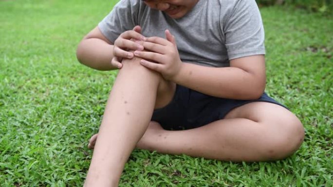 肥胖男孩膝盖疼痛和按摩膝盖