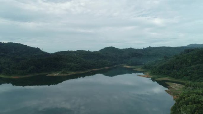 雨林中的山鸟瞰图无人机早上在湖上飞行