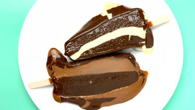 俯视图巧克力风味冰棒与另一种香草风味融化的时光倒流放在盘子上