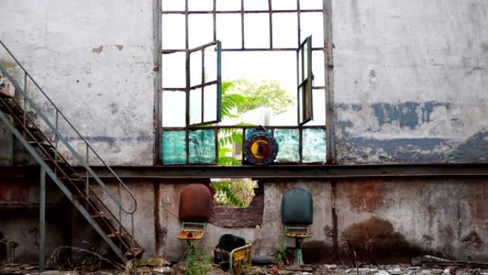 旧废弃建筑的碎玻璃窗户随风打开和关闭