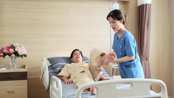 亚洲女性理疗师与病人一起在诊所做腿部伸展运动，男性患者诊所医院背景