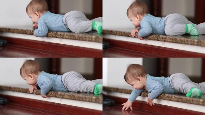 婴儿学会爬下台阶。幼儿发展