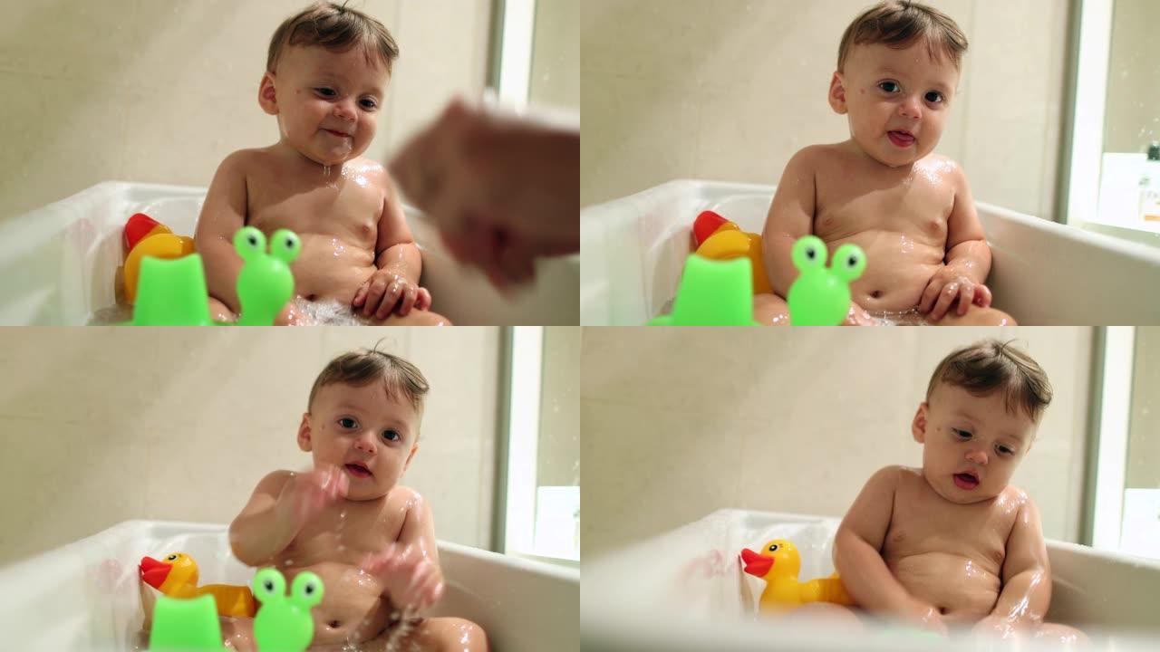 有趣的婴儿在浴缸里泼水