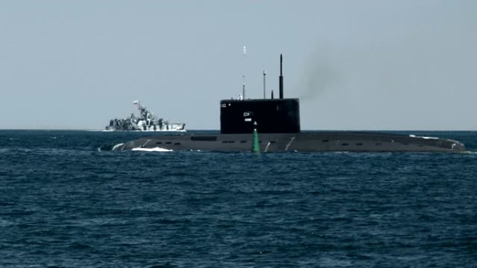 潜艇在海上进行军事演习