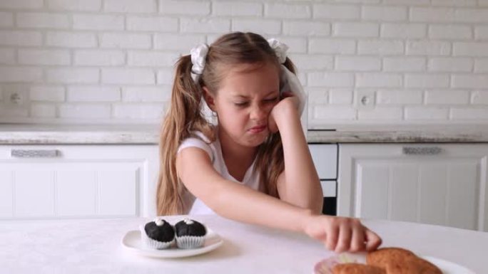 小女孩不想吃甜食。孩子不喜欢糖果