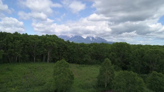 由于森林空中，火山在云层中出现