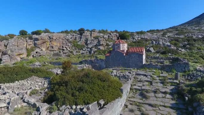 希腊萨罗尼奥斯湾埃吉纳岛。埃拉尼奥斯宙斯神庙和塔克斯奇教堂。