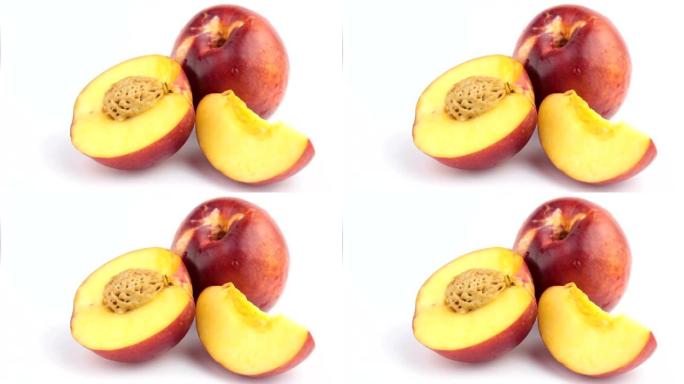 新鲜多汁的桃子放在白色盘子里。特写新鲜有机桃子油桃放在白色盘子上。