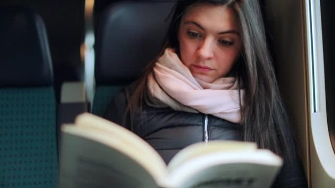 女孩在坐火车时看书