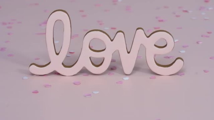 粉红色背景上的情人节爱情标志。