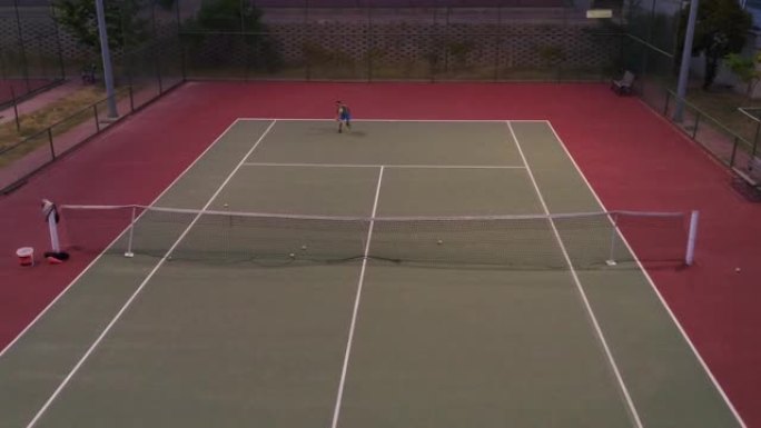 男孩正在打网球高清视频无人机视图