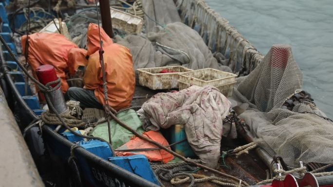 h雨季渔民靠岸卸货