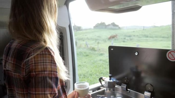 范生活，女人在露营车里煮新鲜咖啡。另类生活，年轻女性从轮子上的小房子里自然煮咖啡。