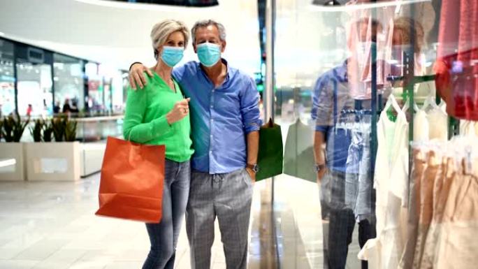冠状病毒期间，中年夫妇在购物中心。