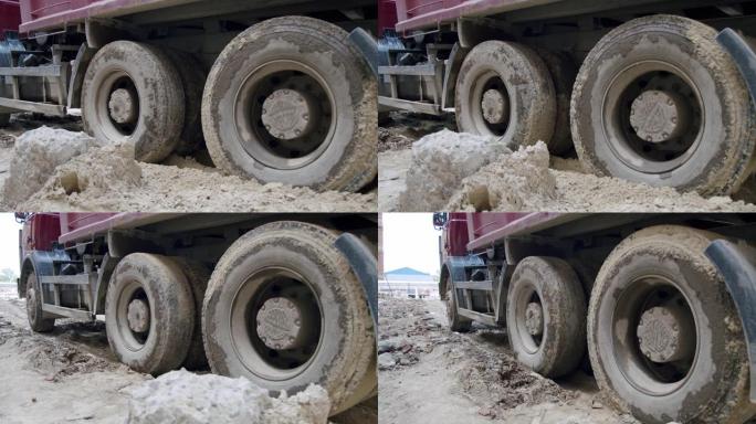 卡车的车轮在建筑工地穿过沼泽。特写