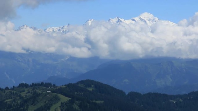 法国阿尔卑斯山最高点的全景。