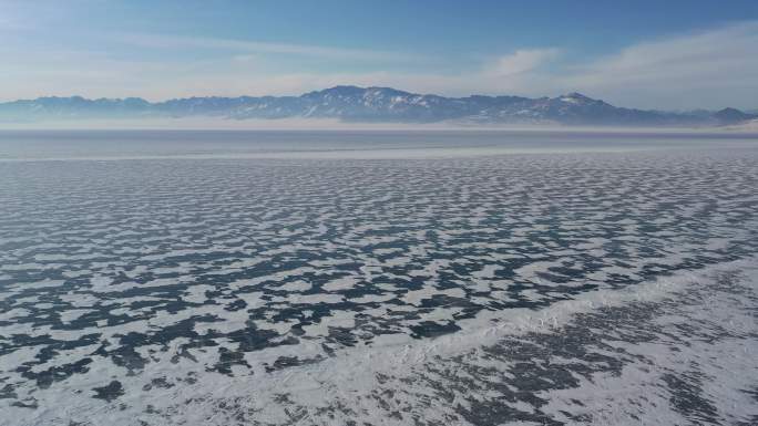 航拍冬季赛里木湖冰面