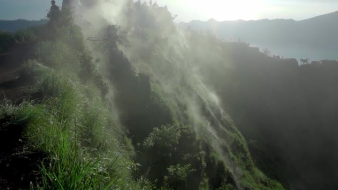 由火山形成的绿色山谷，带有硫化氢的烟土