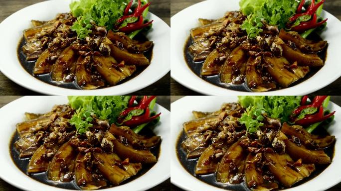 茶树甜猪肚炖棕色酱 (泰国猪肉萨级风格) 亚洲食品