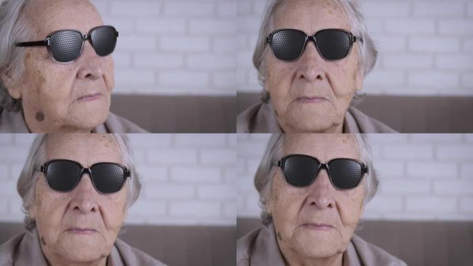 戴穿孔眼镜的老妇人。
