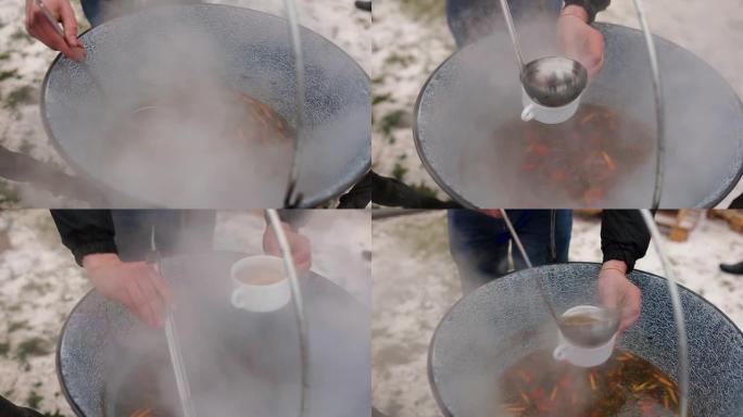 在露天的大锅中用羊肉煮汤的过程。