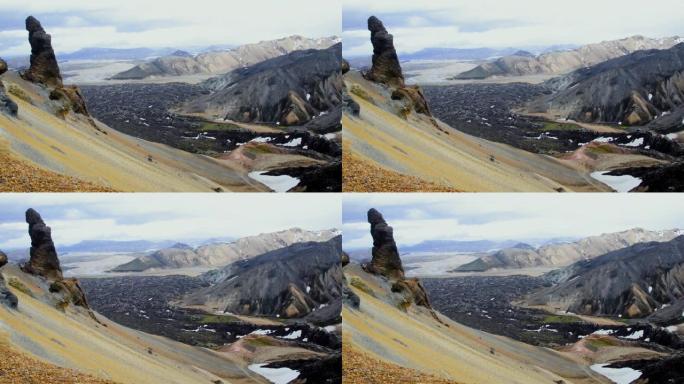 在冰岛的火山山脉Landmannalaugar中竖立的阴茎，甚至是不寻常的尴尬，甚至是滑稽的岩石形成