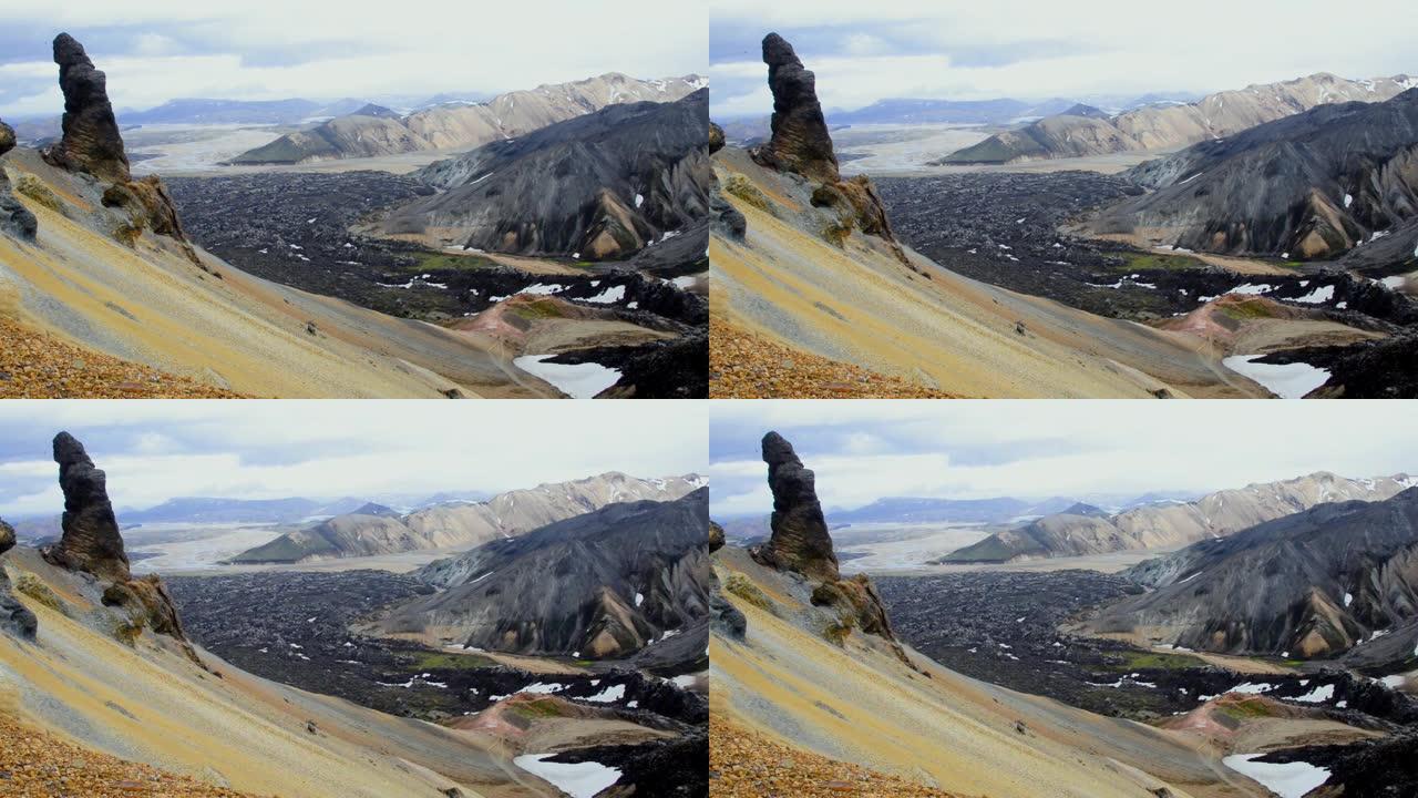 在冰岛的火山山脉Landmannalaugar中竖立的阴茎，甚至是不寻常的尴尬，甚至是滑稽的岩石形成