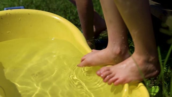 这位年轻女子用清洁刷在水中清洗和清洗漂亮的整齐的腿