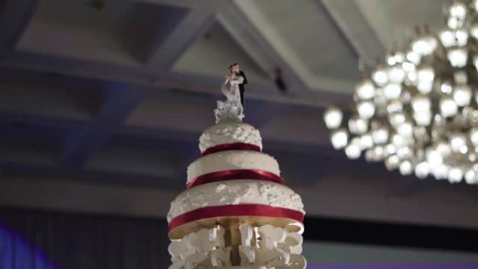 婚礼蛋糕上的新娘和新郎娃娃特写