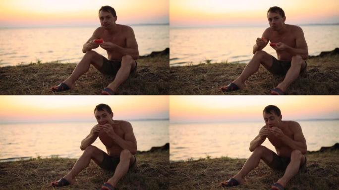 有趣的人坐在海边吃西瓜