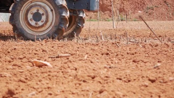 拖拉机在尘土飞扬的干旱土壤中耕作，并为播种做好准备。有机农业。农业和农业综合企业